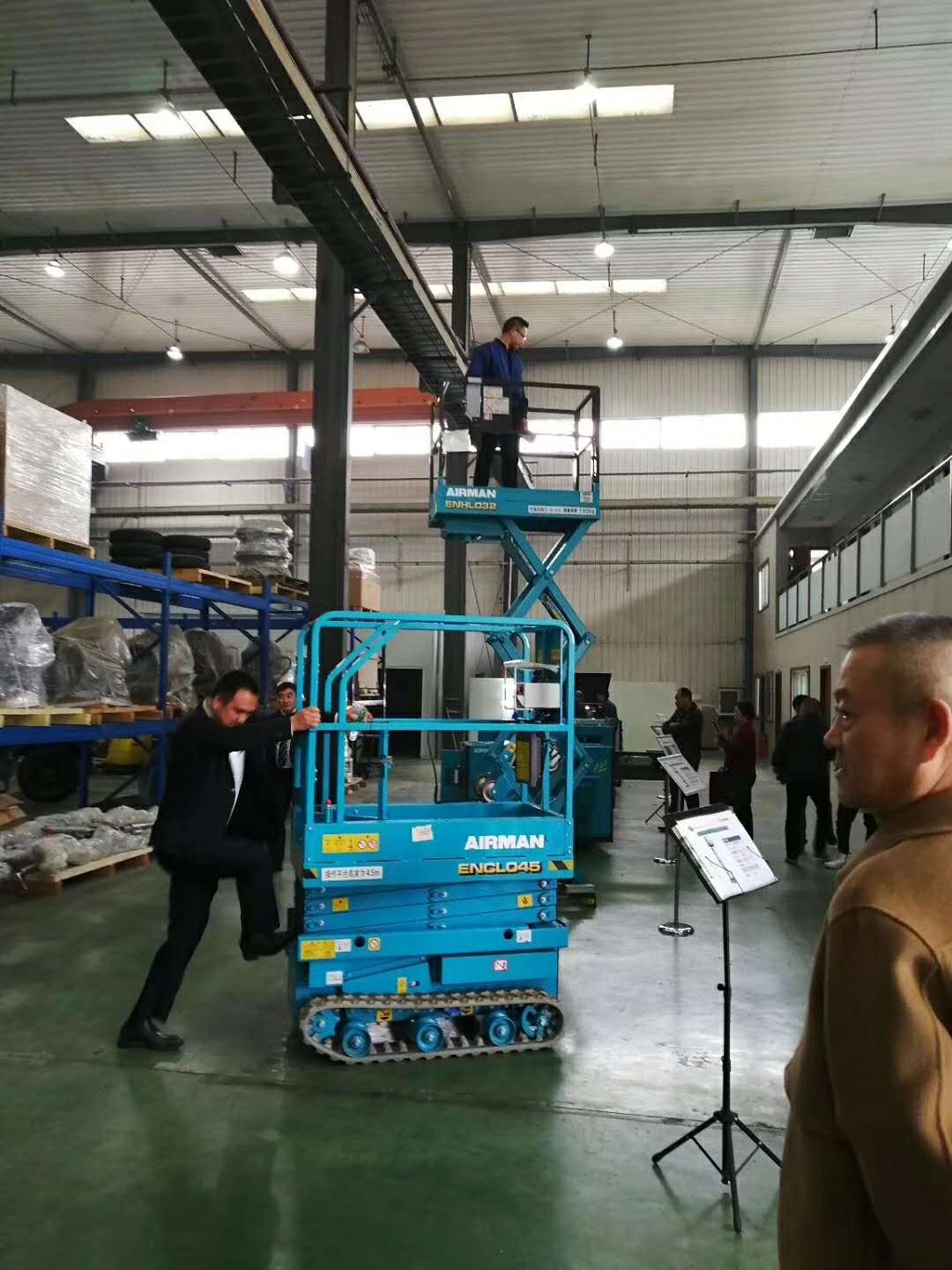 日本AIRMAN履帶式高空作業車
